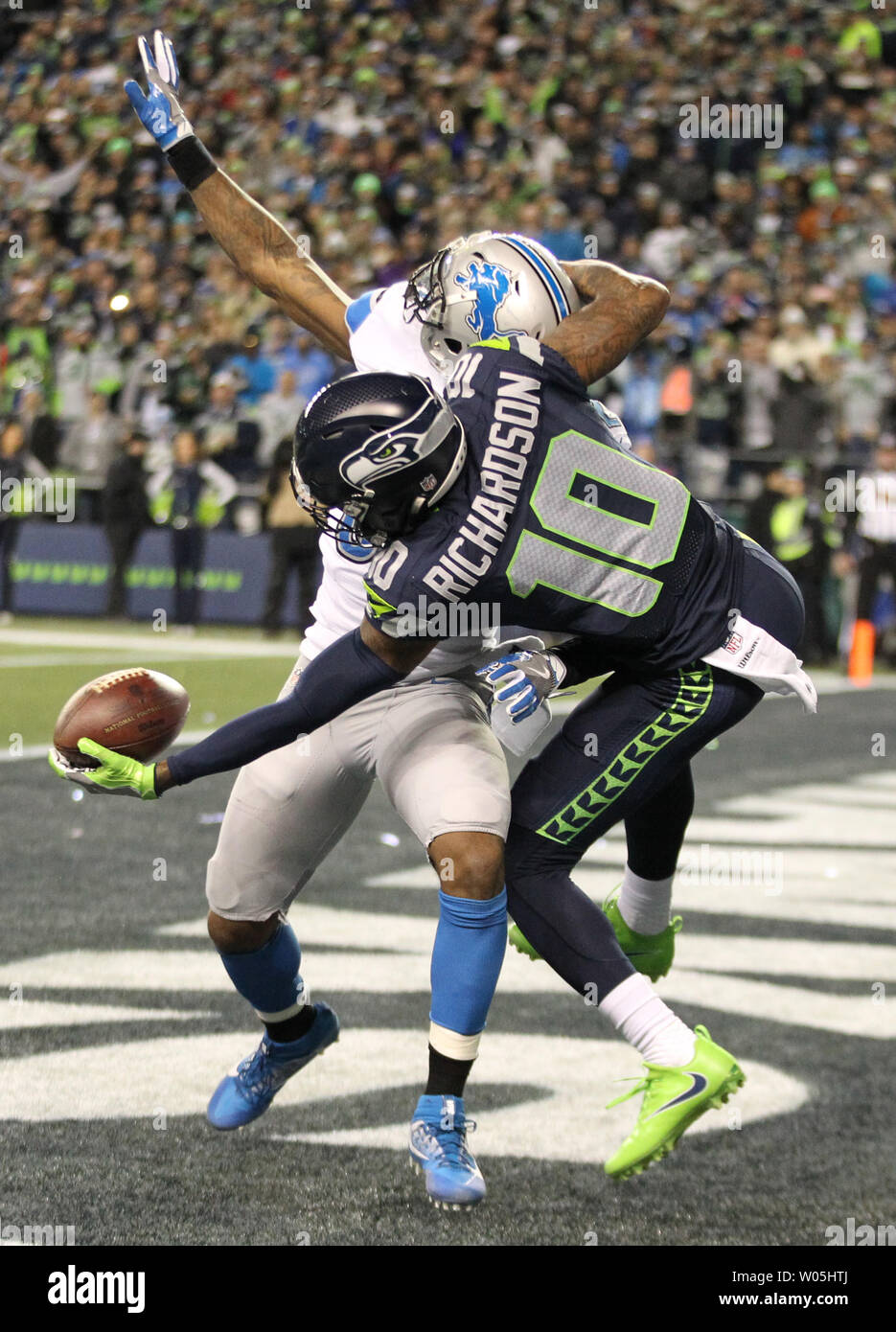 Seattle Seahawks wide receiver Paul Richardson (10) capture 2 verges passer contre Detroit Lions strong safety Tavon Wilson (32) dans le deuxième trimestre d'une Wild Card tour des playoffs NFL au champ CenturyLink à Seattle, Washington, le 7 janvier 2017. Photo par Jim Bryant/UPI Banque D'Images