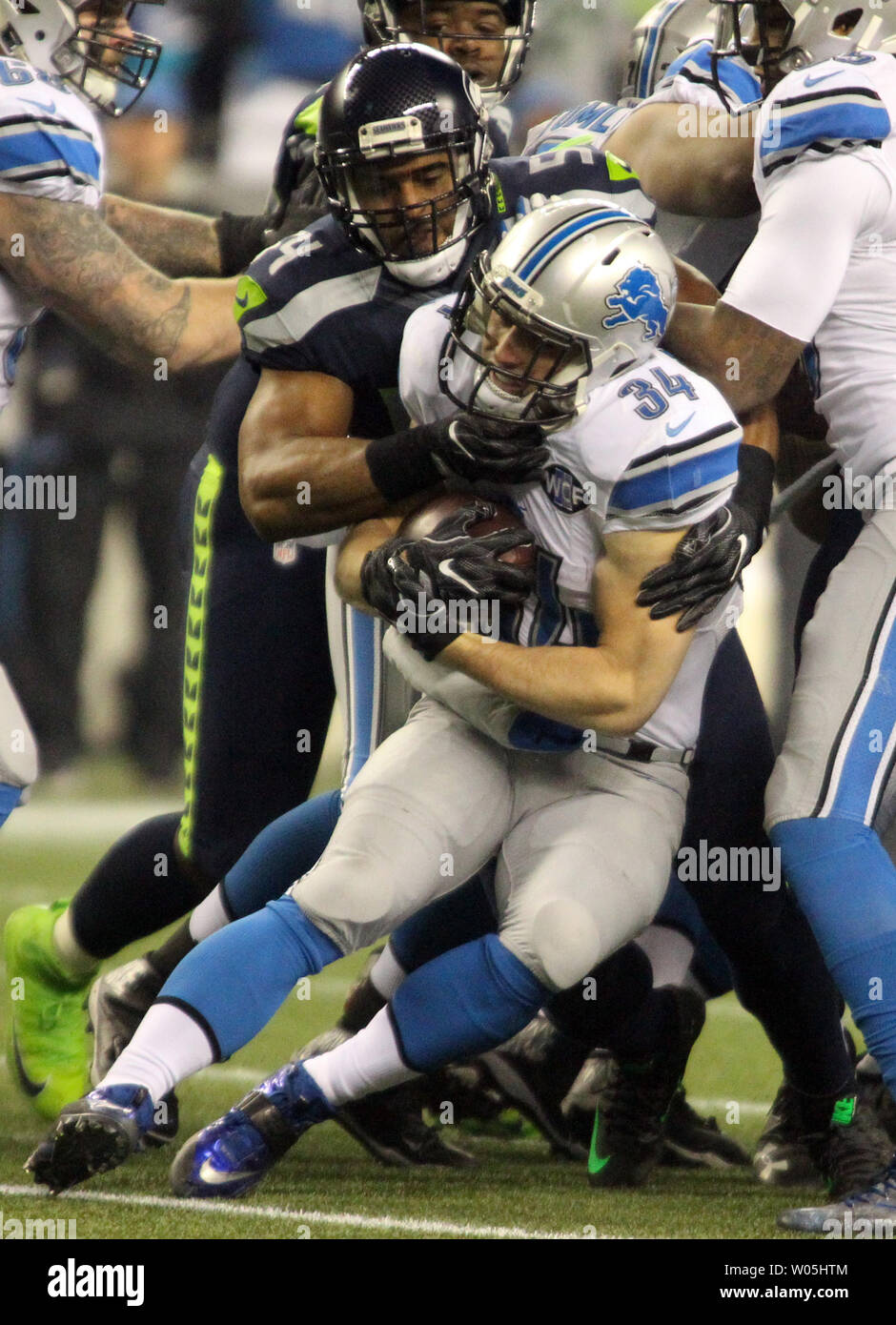 Seattle Seahawks milieu linebacker Bobby Wagner (54) cesse de Detroit Lions fullback Zach Zenner (34) pour une perte de 2 verges au premier trimestre d'une Wild Card tour des playoffs NFL au champ CenturyLink à Seattle, Washington, le 7 janvier 2017. Photo par Jim Bryant/UPI Banque D'Images