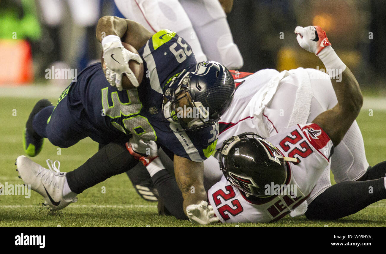 Seattle Seahawks tournant retour Mike Davis (39 plongées) pour l'utilisation des verges après avoir été frappé par la sécurité des Falcons d'Atlanta (22) Neal Keanu au deuxième trimestre à CenturyLink Field à Seattle, Washington le 20 novembre 2017. Les Falcons d'Atlanta s'accrochait à battre les Seattle Seahawks de Seattle 34-31 photo de Jim Bryant/UPI Banque D'Images