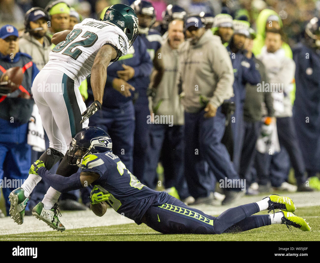 Seattle Seahawks Justin évoluait Coleman (28) s'attaque à Philadelphia Eagles receveur Torrey Smith (82) après avoir attrapé une 11- Cour passer au cours du quatrième trimestre à CenturyLink Field à Seattle, Washington le 3 décembre 2017. Seattle Seahawks battu Philadelphia Eagles 24-10. Photo par Jim Bryant/UPI Banque D'Images