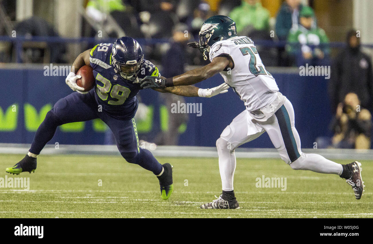 Seattle Seahawks tournant retour Mike Davis (39) exécute pour un gain de 23 verges avant de se faire heurter par Philadelphia Eagles strong safety Malcolm Jenkins (27) au cours du quatrième trimestre à CenturyLink Field à Seattle, Washington, 3 décembre 2017. Seattle Seahawks battu Philadelphia Eagles 24-10. Photo par Jim Bryant/UPI Banque D'Images