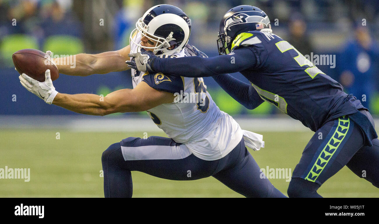 Los Angeles Rams tight end Derek Carrier (86) capture un laissez-passer pour cinq yards contre Seattle Seahawks arrière défensif Bradley McDougald (30) au champ CenturyLink à Seattle, Washington le 17 décembre 2017. Le Los Angeles Rams battre les Seattle Seahawks 42-7 dans leur Ouest NFC showdown. Photo par Jim Bryant/UPI Banque D'Images