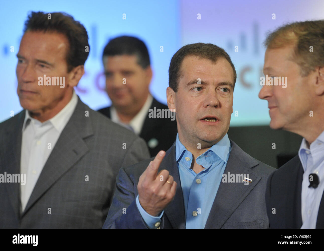 Le président russe Dmitri Medvedev (C) s'entretient avec le PDG de Cisco, John Chambers (R) comme il et California Gov. Arnold Schwarzenegger (L) visiter Cisco siège social à San Jose, CA, le 23 juin 2010 au cours de sa visite de deux jours à la Silicon Valley. Photo UPI/Alex Volgin Banque D'Images