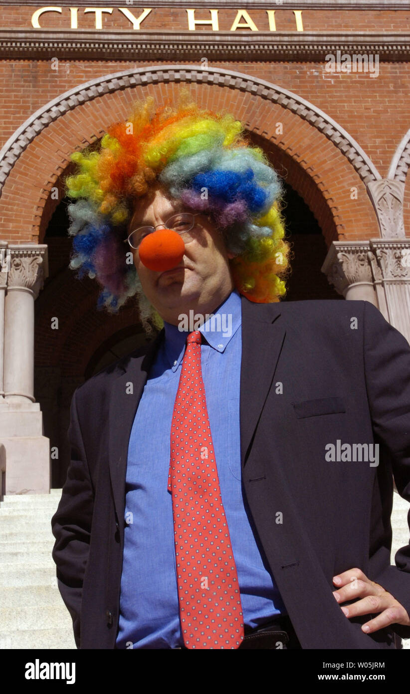 Kenneth Kahn, alias 'Kenny le clown,' prend un moment en face de l'Hôtel de Ville d'Alameda, 20 octobre 2006. Kahn est en marche pour le maire de la ville de East Bay près de Oakland, Californie. (UPI Photo/Stephen Dorian Miner) Banque D'Images
