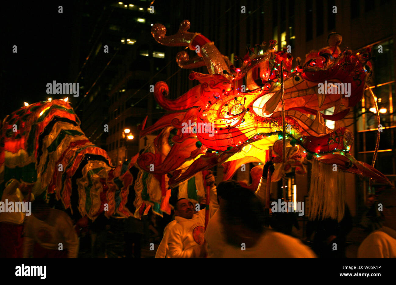 Les membres d'une équipe de dragon au cours de la préforme San Francisco Nouvelle ans chinois Festival et défilé dans les rues du centre-ville de San Francisco le 3 mars 2007. (Photo d'UPI/Aaron Kehoe) Banque D'Images