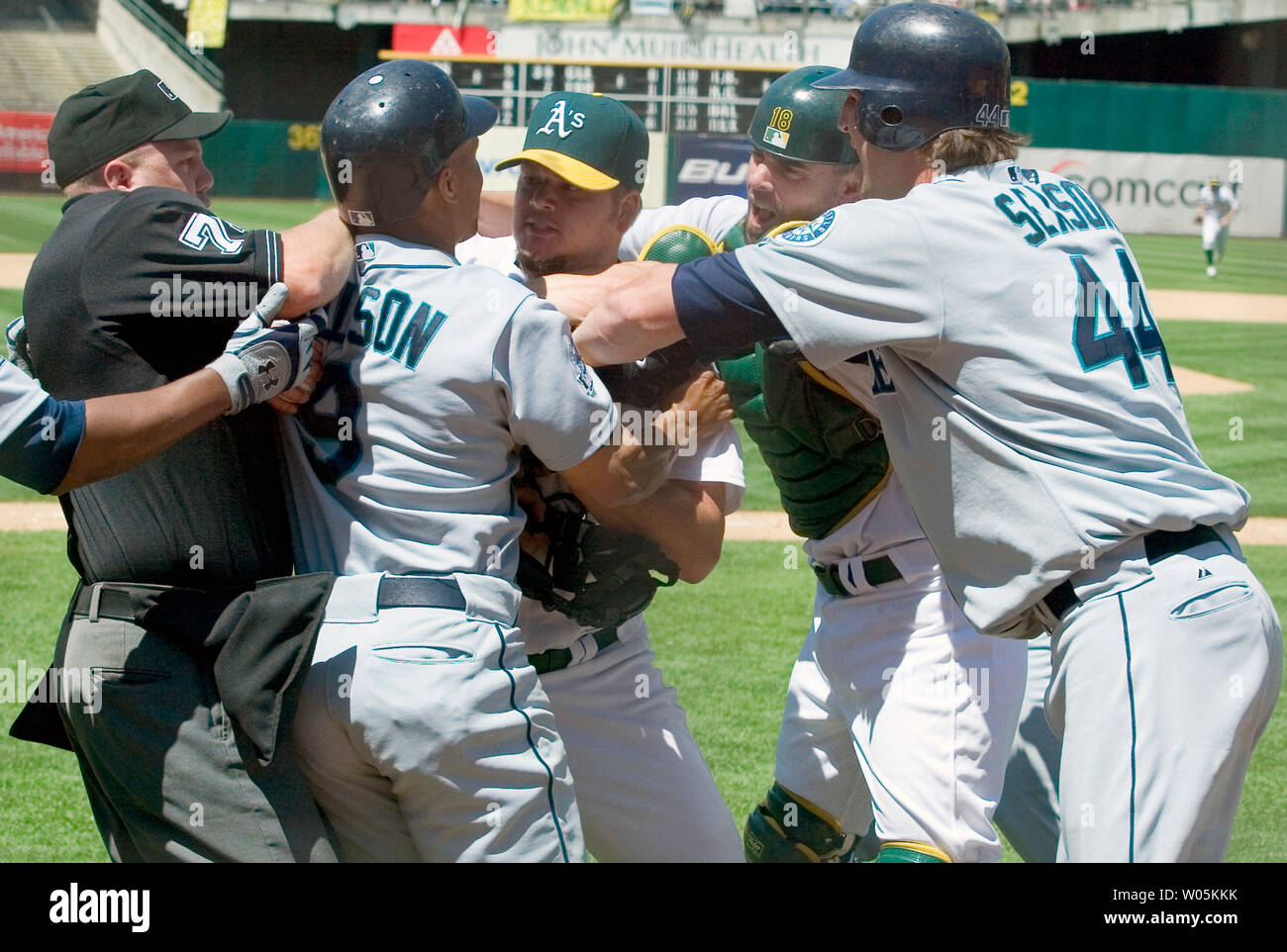 Oakland Athletics pitcher Joe Blanton et Seattle Mariners champ centre Jason Ellison le combattre tout en essayant d'être arrêtée par la plaque ump Travis Reininger (L), les navigateurs de premier but Richie Sexson (R) et un receveur de Jason Kendall dans la septième manche pour McAfee Coliseum à Oakland, Californie le 8 juillet 2007. Les Mariners défait les Athletics 7-3. (Photo d'UPI/Aaron Kehoe) Banque D'Images