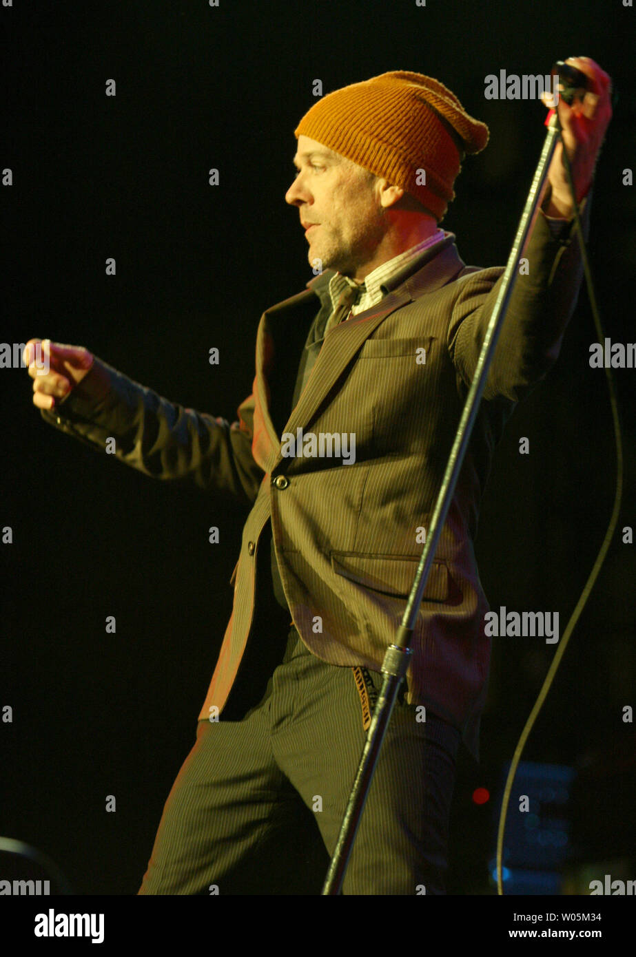 Michael Stipe de R.E.M. se produit en concert au Théâtre grec à Berkeley, Californie le 31 mai 2008. L'alternative rock Hall of Famers sont tournée pour promouvoir leur nouvel album 'Accélérer'. (Photo d'UPI/Daniel Gluskoter) Banque D'Images