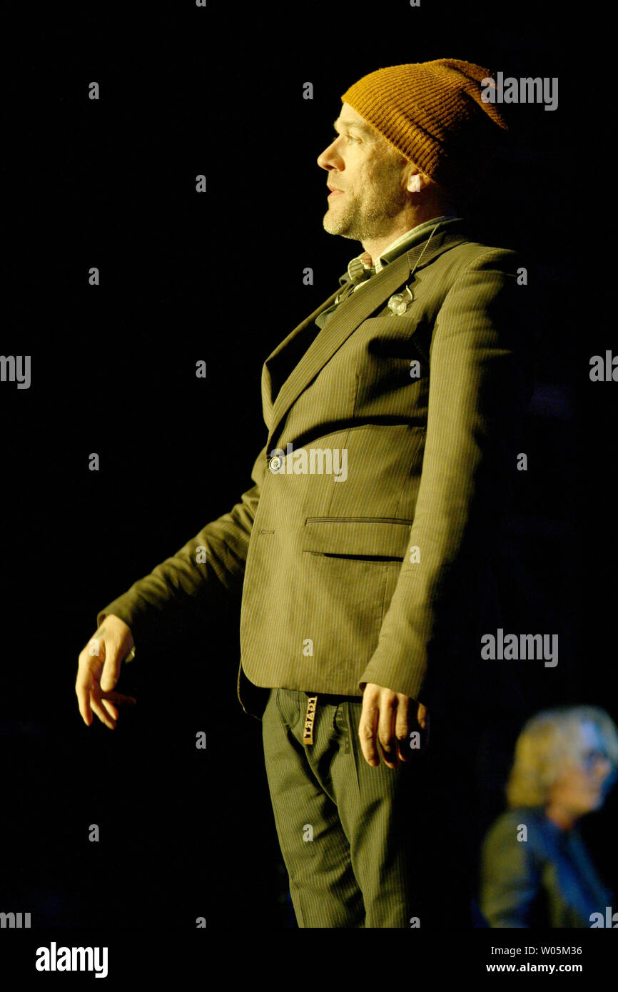 Michael Stipe de R.E.M. se produit en concert au Théâtre grec à Berkeley, Californie le 31 mai 2008. L'alternative rock Hall of Famers sont tournée pour promouvoir leur nouvel album 'Accélérer'. (Photo d'UPI/Daniel Gluskoter) Banque D'Images