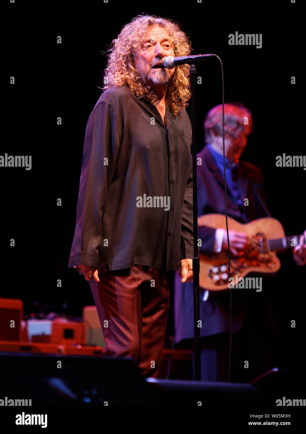 Robert Plant se produit en concert au Théâtre grec à Berkeley, le 27 juin 2008 avec Alison Krauss. Le duo s'affiche à San Diego le 30 juin à l'appui de leur récent album "montée" de sable. (Photo d'UPI/Daniel Gluskoter) Banque D'Images