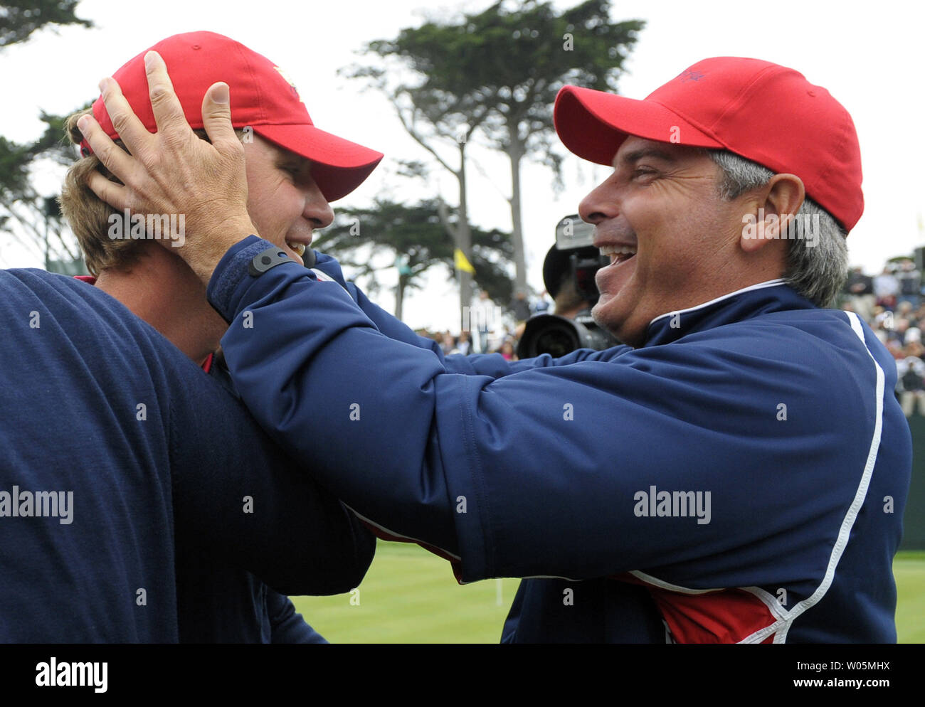 Membre de l'équipe États-unis Lucas Glover (L) s'embrasse ...