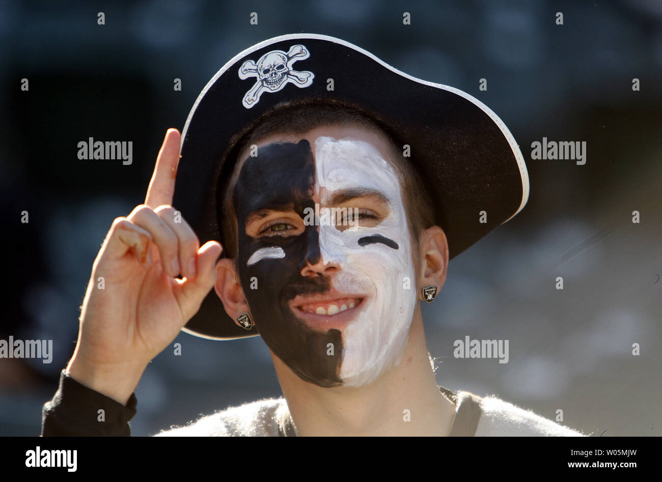 Un ventilateur d'Oakland Raiders des gestes aussi son équipe perd aux Chiefs de Kansas City à Oakland, Californie le 15 novembre 2009. Les chefs défait les Raiders 16-10. Mohammad Kheirkhah UPI/Photo Banque D'Images