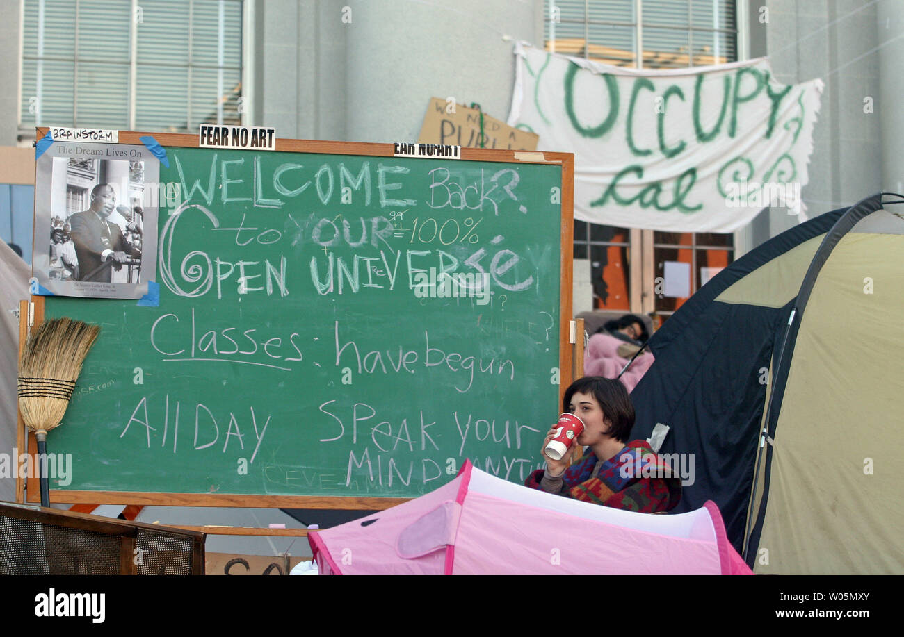 Ali Slagle boit son café du matin après avoir passé la nuit dans un campement de protestation à Cal occupent des coupes dans l'éducation à Sproul Hall à l'Université de Californie à Berkeley, Californie le 16 novembre 2011. Slagel se spécialise en géographie à l'université. UPI/David Yee Banque D'Images