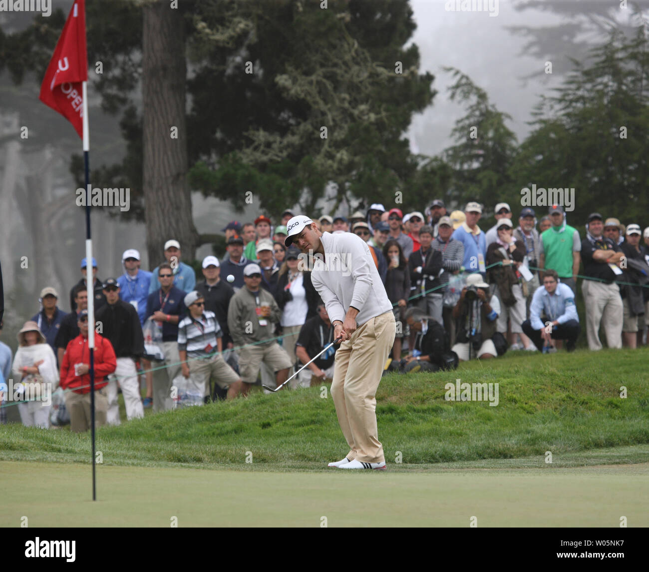 Martin Kaymer de l'Allemagne de jetons pour la troisième ronde vert dans quatre des ETATS-UNIS s'ouvrent à l'Olympic Club de San Francisco le 17 juin 2012. UPI/Terry Schmitt Banque D'Images