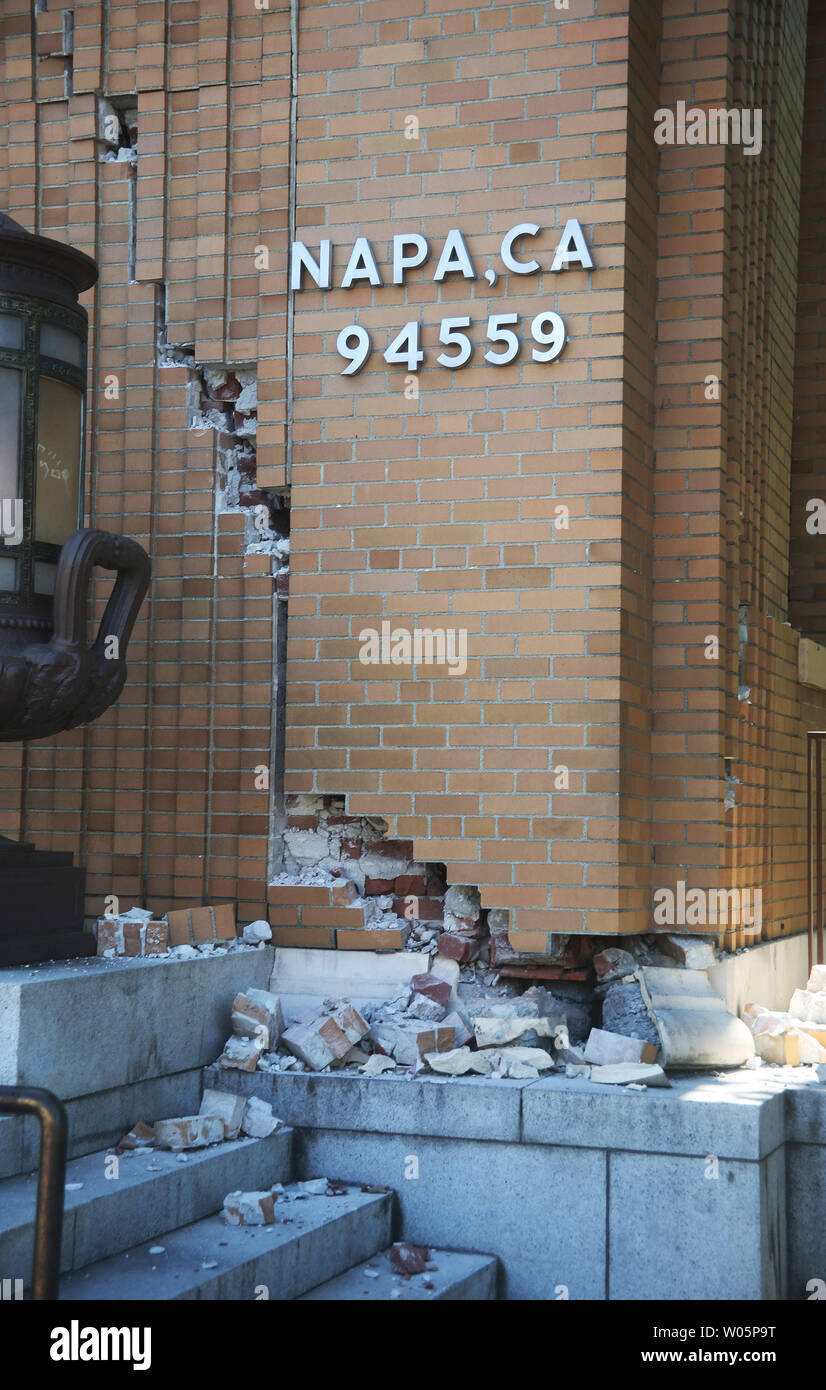 Une fissure est visible dans le mur d'un bureau de poste après un séisme de magnitude 6,0 dans la région de Napa, Californie, le 24 août 2014. UPI/David Yee Banque D'Images