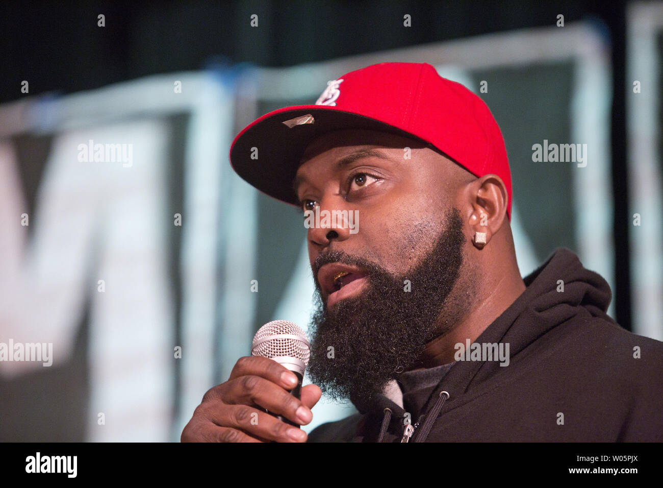 Michael Brown Sr., père de Michael Brown Jr. qui a été tué par la police à Ferguson, Missouri, parle aux élèves de l'École de la Mission à San Francisco le 15 décembre 2014. UPI/Mohammad Kheirkhah Banque D'Images