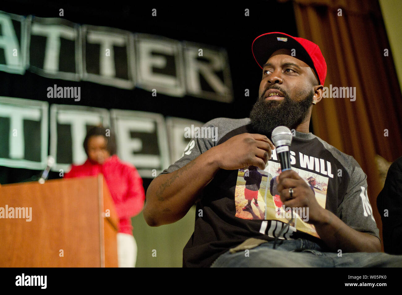 Michael Brown Sr., père de Michael Brown Jr. qui a été tué par la police à Ferguson, Missouri) répondre aux questions des élèves de l'École de la Mission à San Francisco le 15 décembre 2014. UPI/Mohammad Kheirkhah Banque D'Images