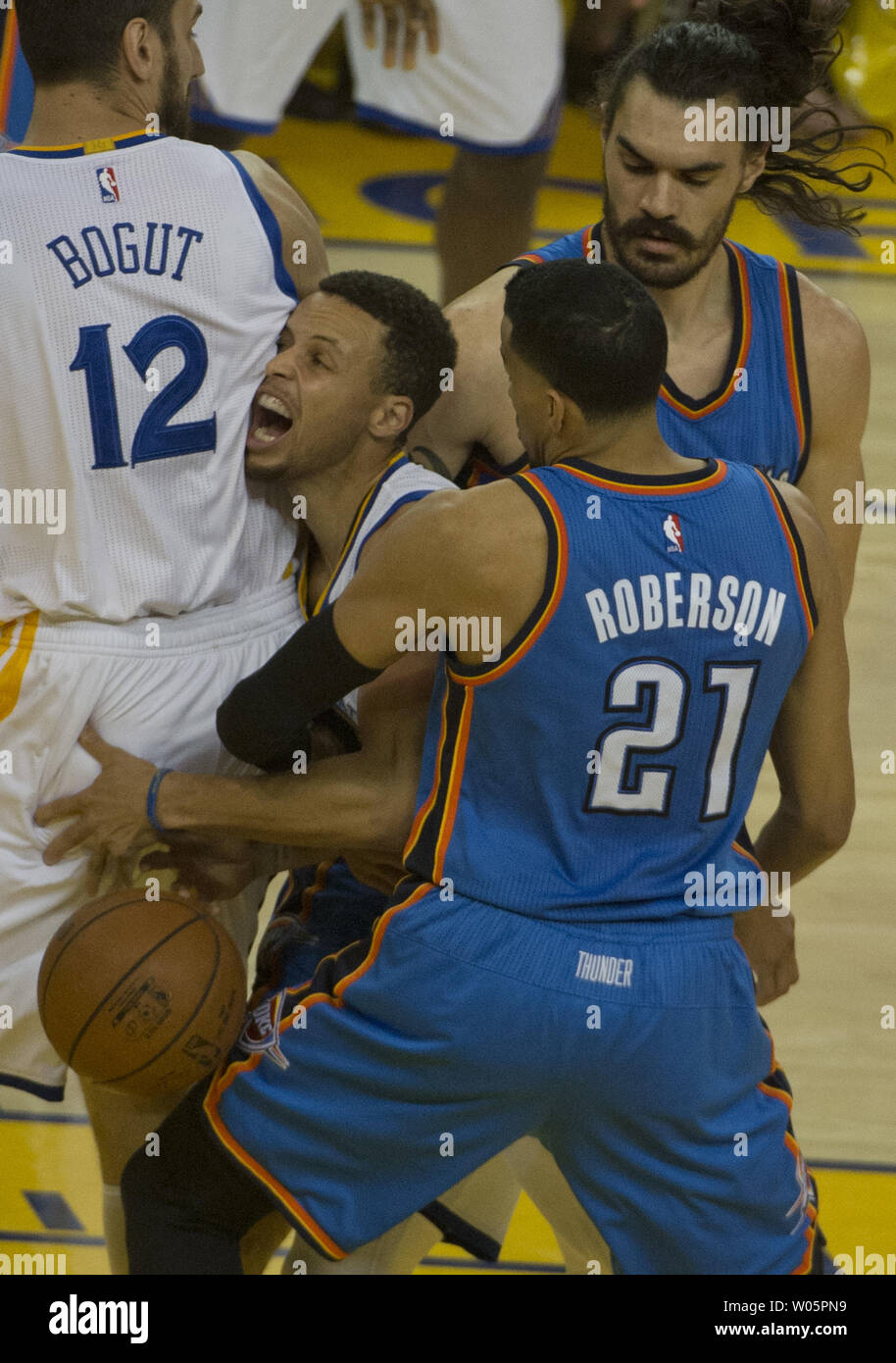 Golden State Warriors Stephen Curry est souillée par Oklahoma City Thunder's Andre Roberson (21) comme Steven Adams cherche sur dans la première période de Match 5 de la Finale de l'ouest de la NBA à l'Oracle Arena à Oakland, Californie le 26 mai 2016. Photo par Terry Schmitt/UPI Banque D'Images