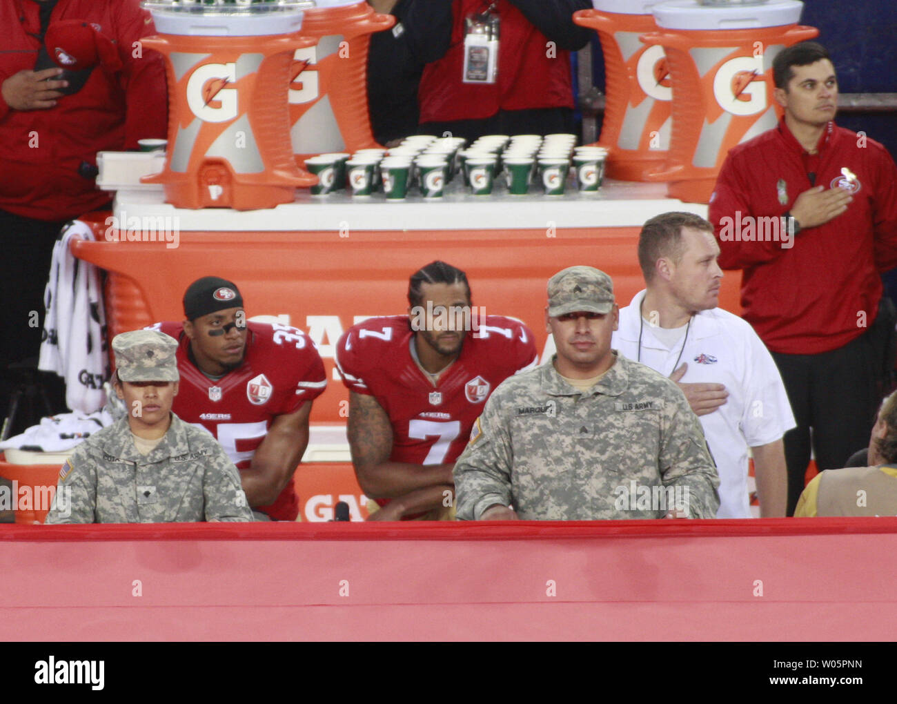 San Francisco 49ers QB Colin Kaepernick (7) s'agenouille aux côtés de son coéquipier Eric Reid pendant l'hymne national avant de jouer les Los Angeles Rams chez Levi's Stadium à Santa Clara (Californie) le 12 septembre. 2016. Kaepernick et Reid sont agenouillés dans une manifestation de l'injustice raciale. Photo par Bruce Gordon/UPI Banque D'Images