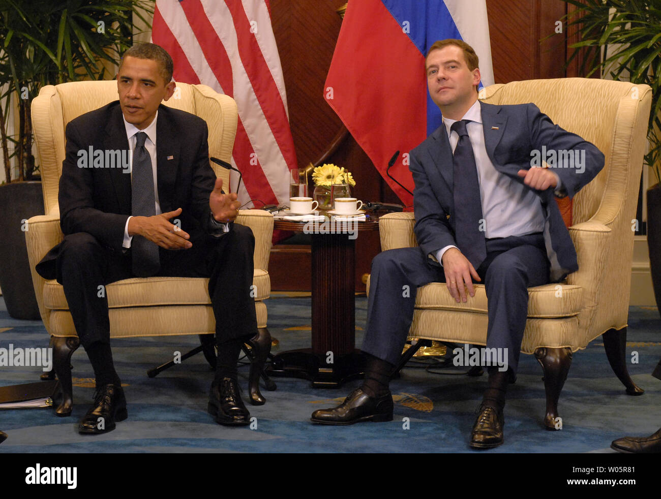 Le président américain Barack Obama (L) se réunit avec son homologue russe Dmitri Medvedev au cours de la Coopération économique Asie-Pacifique (APEC) réunis à Singapour le 15 novembre 2009. UPI/Alex Volgin Banque D'Images