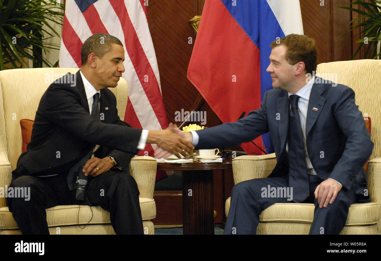 Le président américain Barack Obama (L) se réunit avec son homologue russe Dmitri Medvedev au cours de la Coopération économique Asie-Pacifique (APEC) réunis à Singapour le 15 novembre 2009. UPI/Alex Volgin Banque D'Images