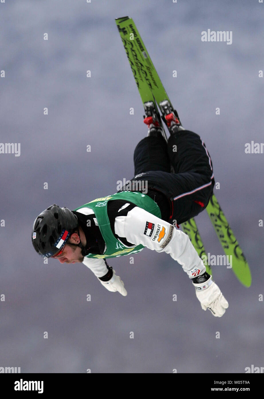 Eric Bergoust aerialist américain effectue un quadruple-triple torsion somersault au Freestyle Coupe du monde à Lake Placid, New York. Bergoust, le champion olympique 1998, compté 120,59 points pour terminer cinquième comme le haut-américain dans le domaine. L'épreuve de sauts a été remporté par le Russe Dmitri Arkhipov avec 126,60 points sous conditions climatiques difficiles. (Photo d'UPI / Grace Chiu) Banque D'Images