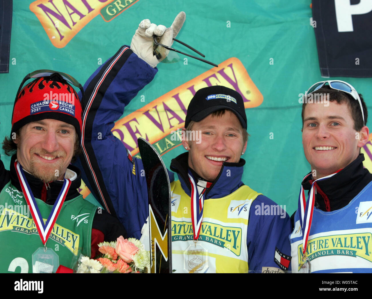 (L-R) Saltimbanques Jeff Bean du Canada, Jeret Peterson, de l'United States, Steve Omischl et du Canada, d'accepter leur argent, l'or et de bronze, respectivement, à la Freestyle Coupe du monde à Lake Placid, New York le 16 janvier 2005. Peterson a remporté avec un total de 250,53 points et conserve le # 1 du classement mondial. (Photo d'UPI/Grace Chiu) Banque D'Images