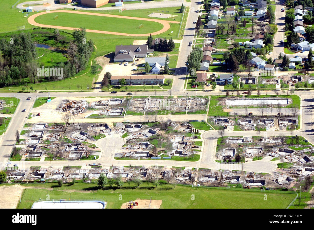 Le petit jet transportant le Prince William et son épouse Kate, le duc et la duchesse de Cambridge, passe au-dessus d'un feu de forêt, quartier dévasté alors qu'il s'approche pour l'atterrissage sur l'aérodrome de Slave Lake au cours d'une visite impromptue à la petite communauté de l'Alberta du nord, le 6 juillet 2011. UPI/hr/avec la permission de Patrimoine Canada Banque D'Images