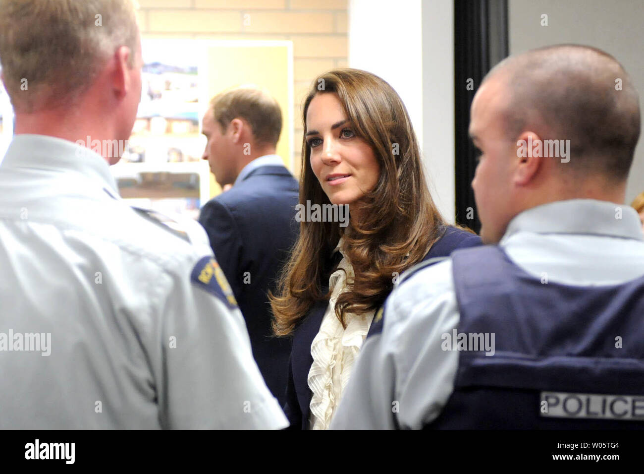 Kate avec son mari le prince William, le duc et la duchesse de Cambridge, accueillir les membres des services médicaux d'urgence, les pompiers, la police et les gardes forestiers au cours de leur visite impromptue à feu de forêt a ravagé le nord du lac des Esclaves, une petite communauté de l'Alberta, le 6 juillet 2011. UPI/hr/avec la permission de Patrimoine Canada Banque D'Images