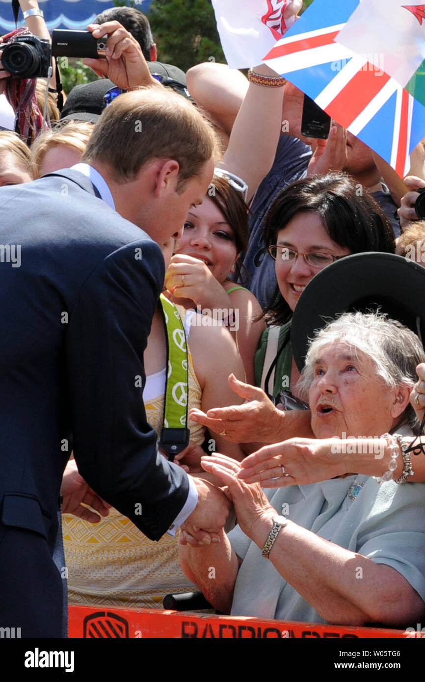 Le prince William accueille le public que lui et son épouse Kate, le duc et la duchesse de Cambridge, rendre une visite impromptue à feu de forêt a ravagé le nord du lac des Esclaves, une petite communauté de l'Alberta, le 6 juillet 2011. UPI/hr/avec la permission de Patrimoine Canada Banque D'Images
