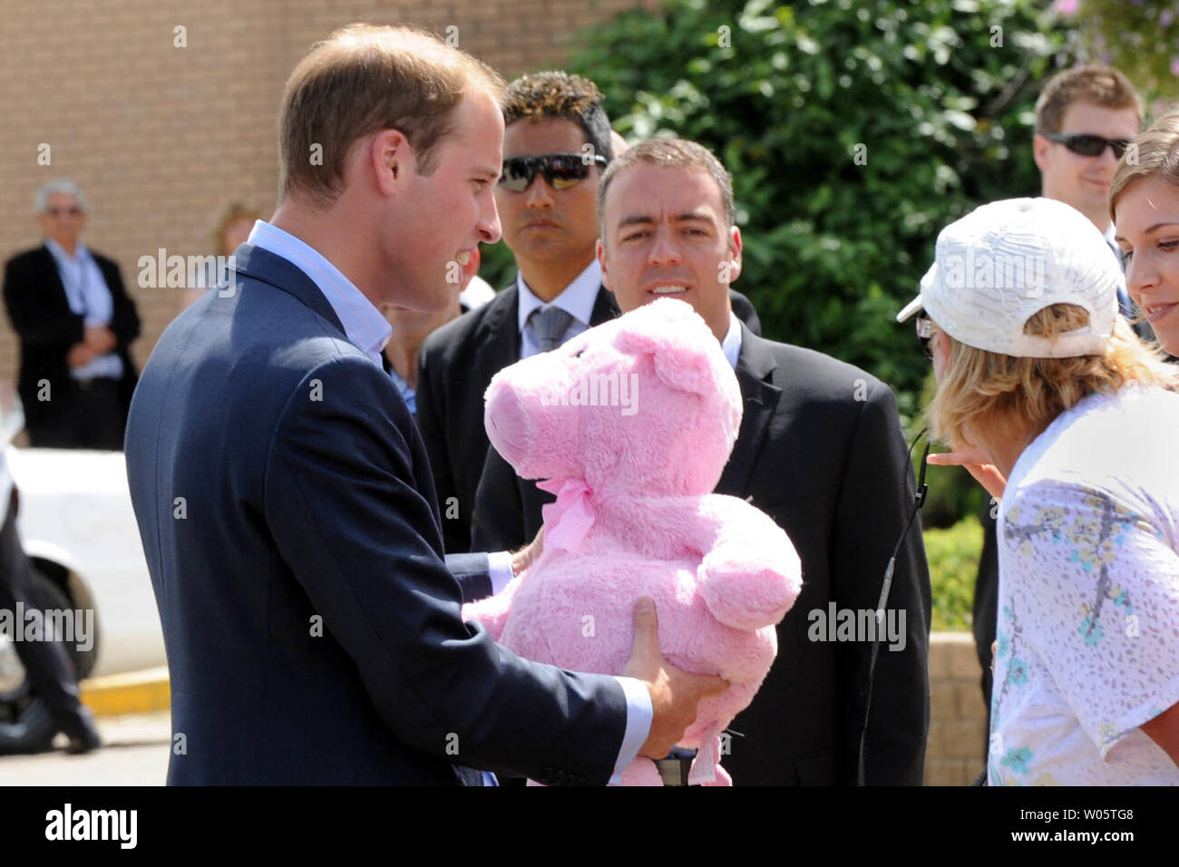 Le prince William reçoit un ours en peluche que lui et son épouse Kate, le duc et la duchesse de Cambridge, accueillent le public au cours de leur visite impromptue à feu de forêt a ravagé le nord du lac des Esclaves, une petite communauté de l'Alberta, le 6 juillet 2011. UPI/hr/avec la permission de Patrimoine Canada Banque D'Images