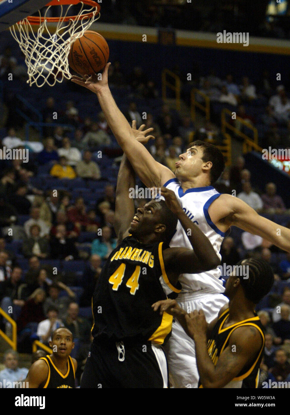 Saint Louis University Billikens' Tom Frericks augmente et plus de Grambling State Tigers' Daniel Blair pour deux points dans la première moitié de l'Savvis Center à St Louis le 17 décembre 2003. (Photo d'UPI/Bill Greenblatt) Banque D'Images