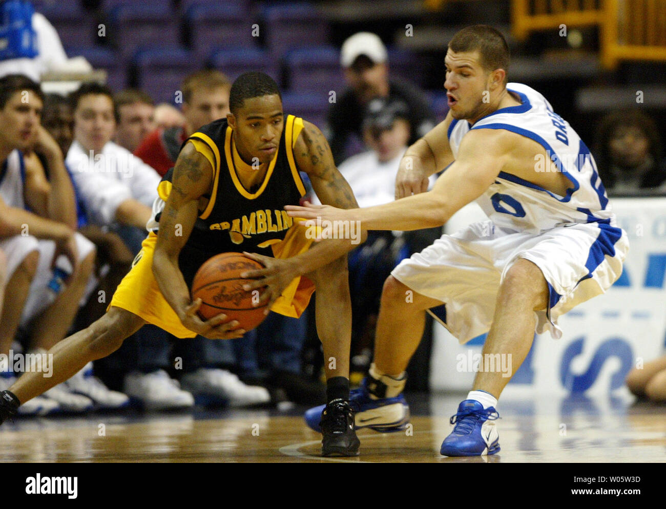 Grambling State Tigers' Brion Rush tente de reprendre le contrôle après Saint Louis University Billikens' Anthony Drejaj touche le basket-ball dans la première moitié de l'Savvis Center à St Louis le 17 décembre 2003. (Photo d'UPI/Bill Greenblatt) Banque D'Images