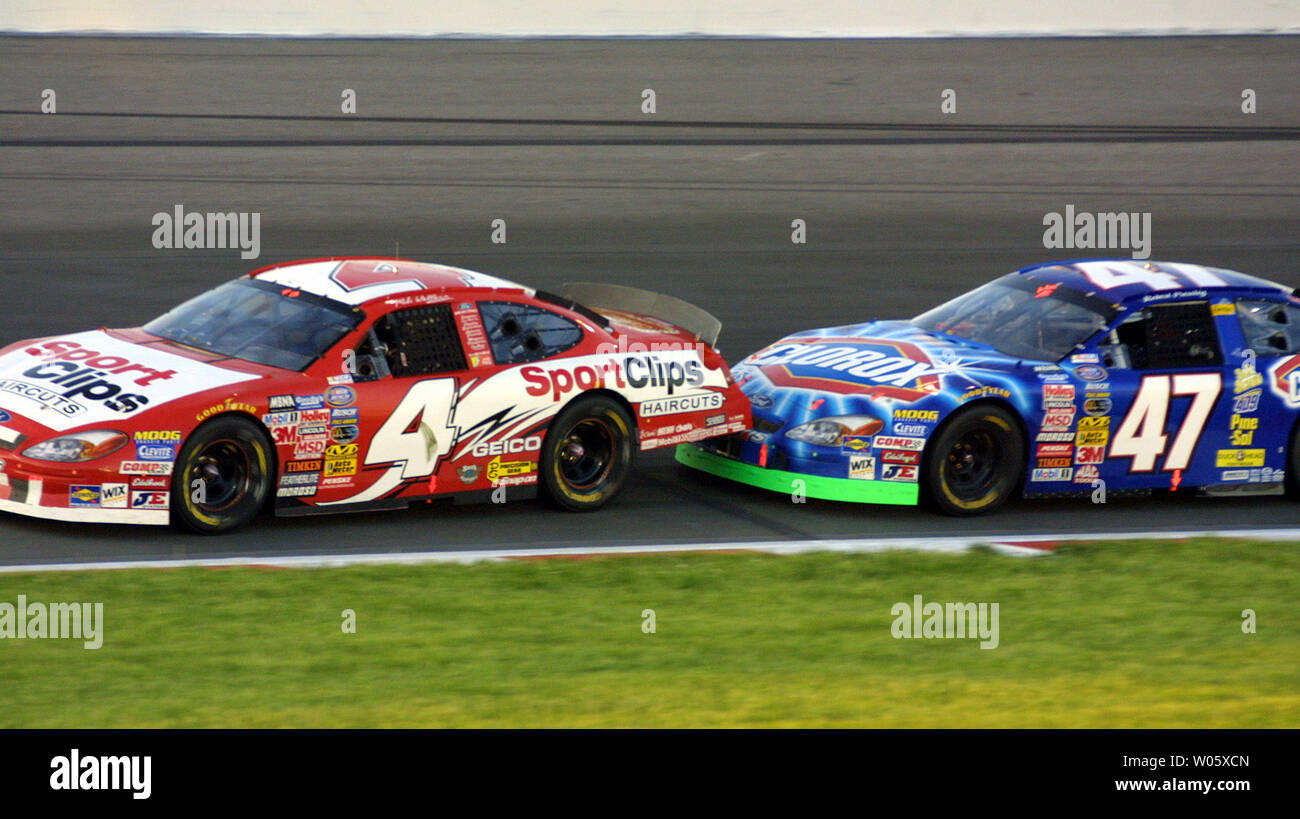 Le pilote de la série NASCAR Busch Robert Pressley de Ashville, NC., se glisse sur le pare-choc de Mike Wallace de Saint Louis au cours de la Charte 250 race at Gateway International Raceway à Madison, IL. le 8 mai 2004. (Photo d'UPI/Rob Cornforth) Banque D'Images