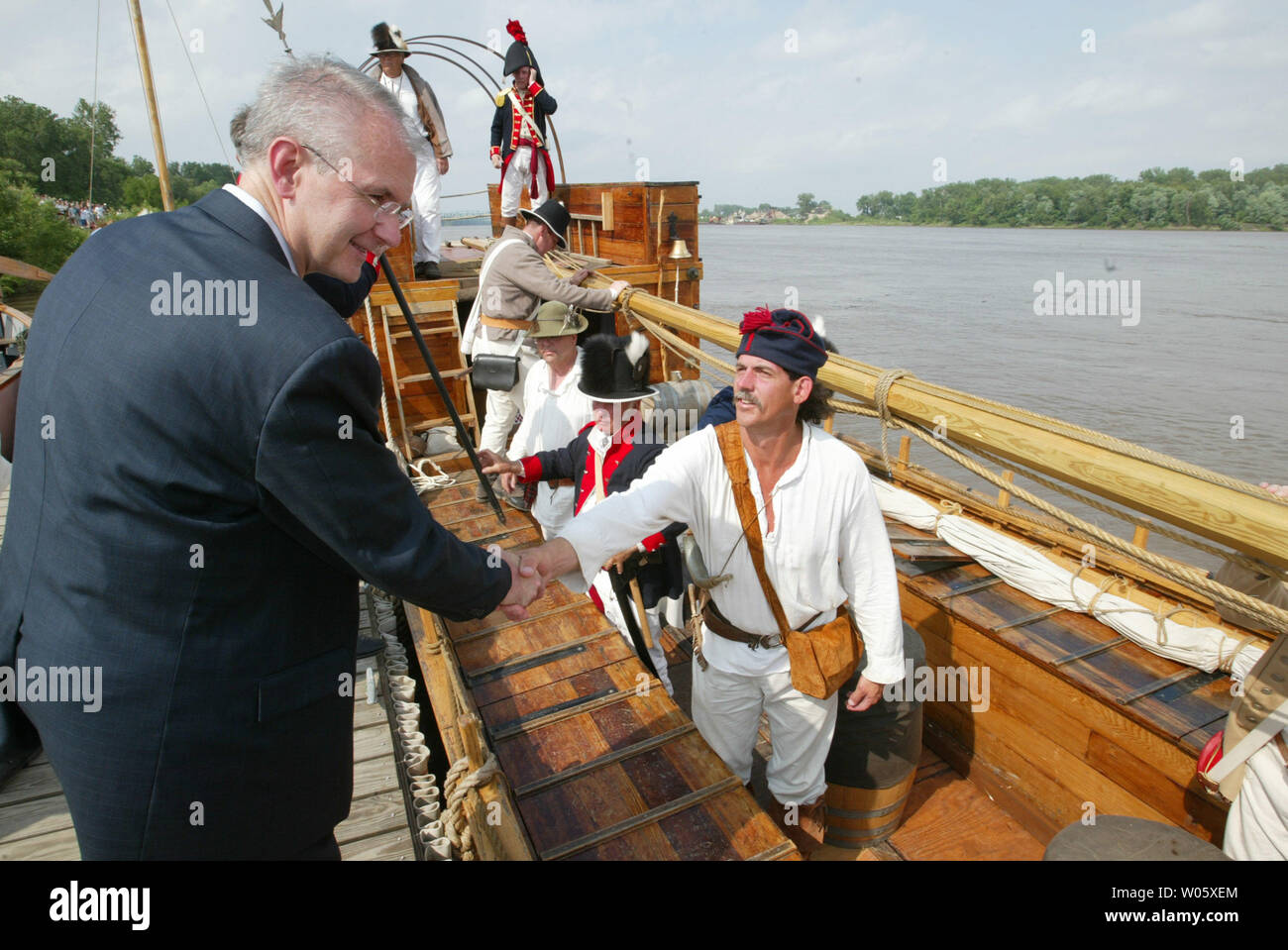 Gov ve. Bob Holden (L), serre la main de de reconstitution historique, qui se préparent à pousser au large, dans un quillard, re-créer le voyage de Lewis et Clark à St-charles, Mo., le 23 mai 2004. Le voyage a eu lieu il y a 200 ans et a duré deux ans. Photo UPI/Bill Greenblatt) Banque D'Images