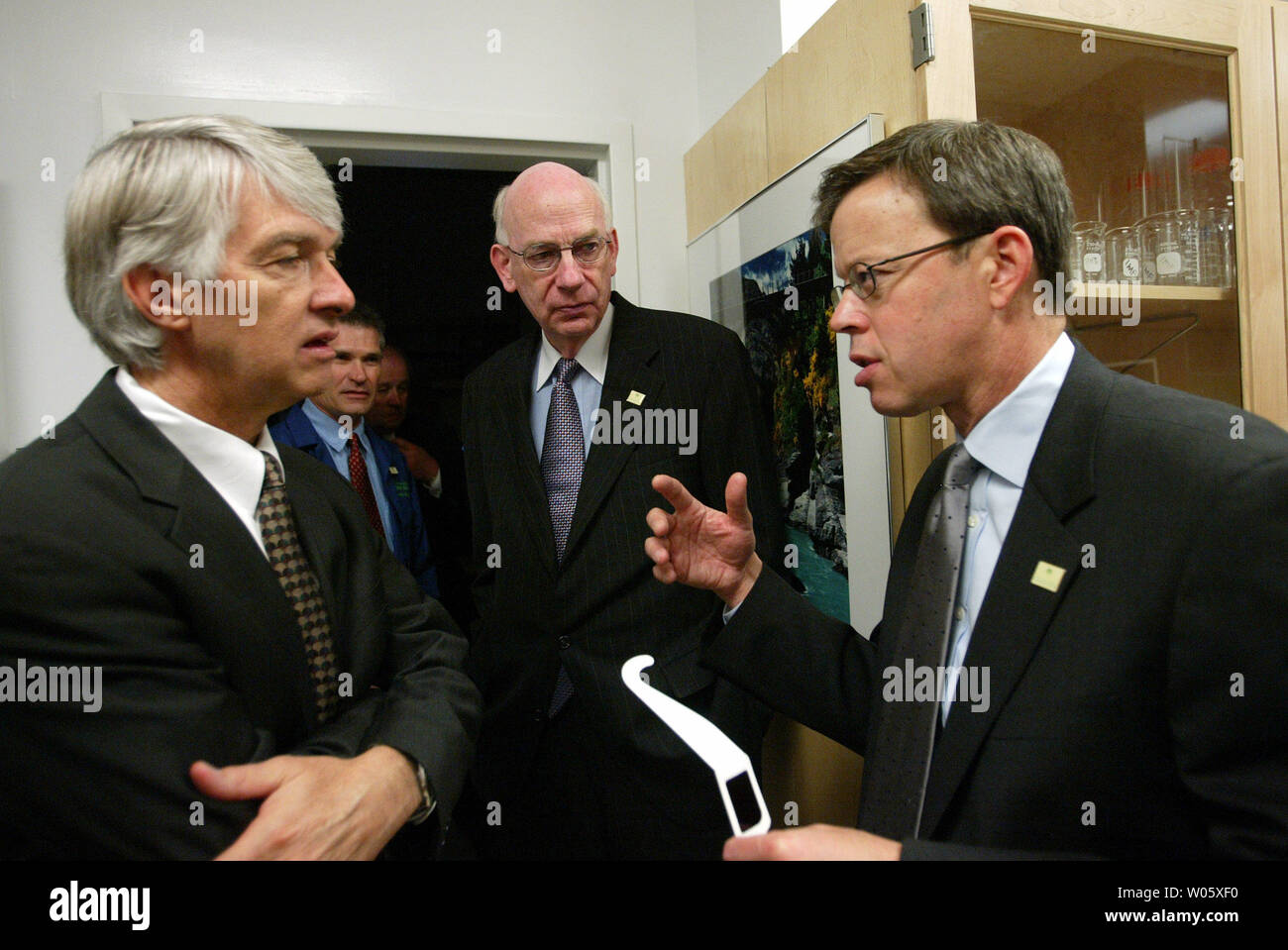 Le sénateur Bob Bennett (R-UT) (C) Le président de la Commission de l'Agriculture crédits du Sénat et le sénateur Jim Talent (R-Mo) (R) discuter de l'agriculture questions avec le Dr Roger Beechy, directeur de la Danforth Plant Science Center à Creve Coeur, Mo le 26 mai 2004. Les sénateurs ont été à St Louis pour une mission d'enquête au Centre. (Photo d'UPI/Bill Greenblatt) Banque D'Images