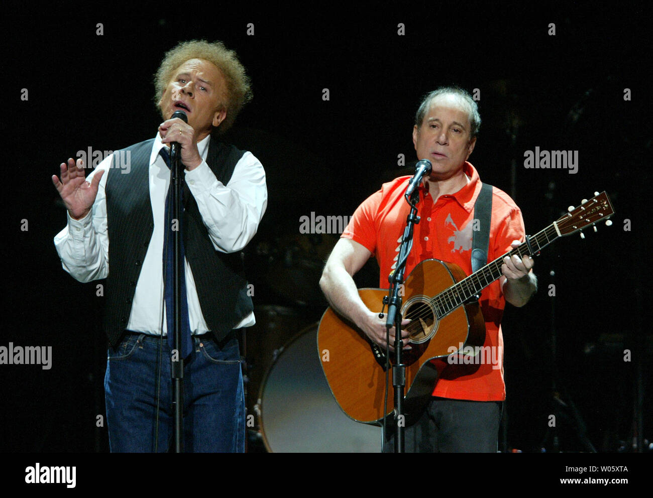 Art Garfunkel (L) et Paul Simon effectuer 'vieux amis', au cours de leur concert au Savvis Center à St Louis Le 26 juin 2004. (Photo d'UPI/Bill Greenblatt) Banque D'Images