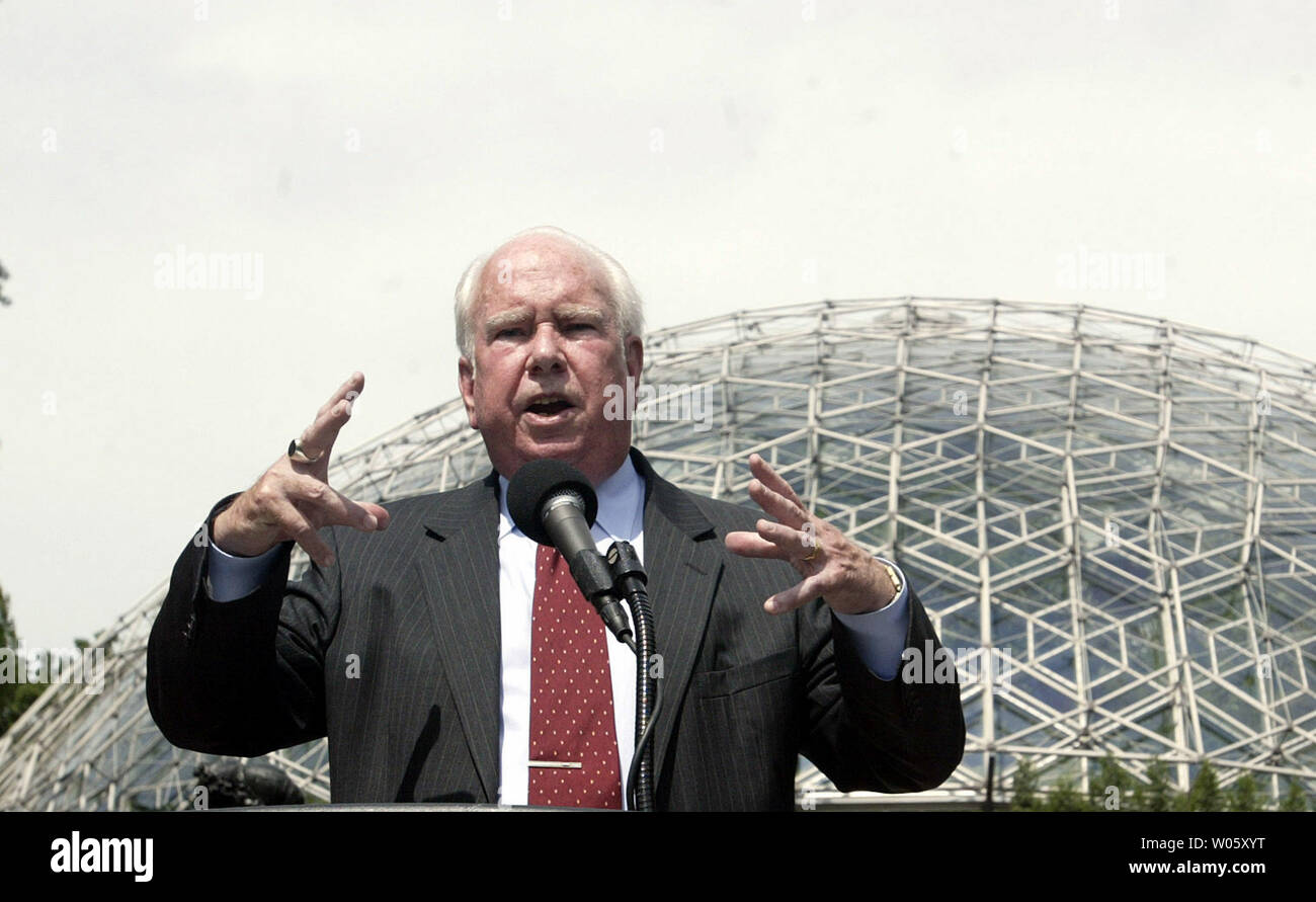 Le Dr Peter Raven, directeur de la Missouri Botanical Gardens parle de inventeur-philosophe R. Buckminster Fuller, à l'extérieur de l'Climatron aux jardins, au cours d'une dédicace de timbres honorant Fuller à St Louis le 14 juillet 2004. Fuller détient le brevet pour le dôme géodésique, rendu célèbre au jardin botanique qui abrite des plantes de tous les coins du monde. (Photo d'UPI/Bill Greenblatt) Banque D'Images