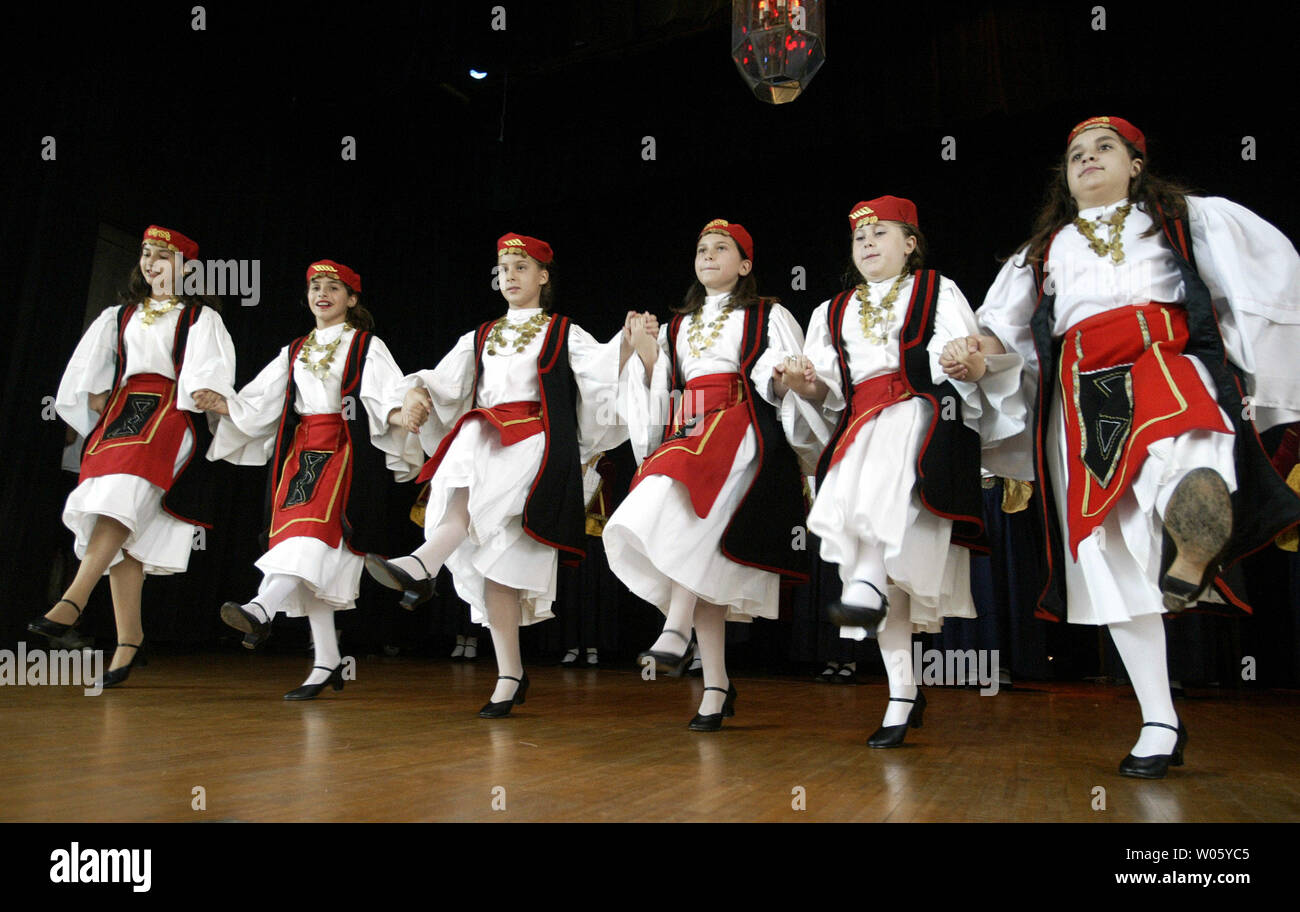 Les jeunes danseurs effectuer une danse traditionnelle grecque au cours de la saint Louis Festival Grec à l'Église grecque orthodoxe de Saint Nicolas à St Louis le 6 septembre 2004. Le festival grec est le plus important aux États-Unis. (Photo d'UPI/Bill Greenblatt) Banque D'Images
