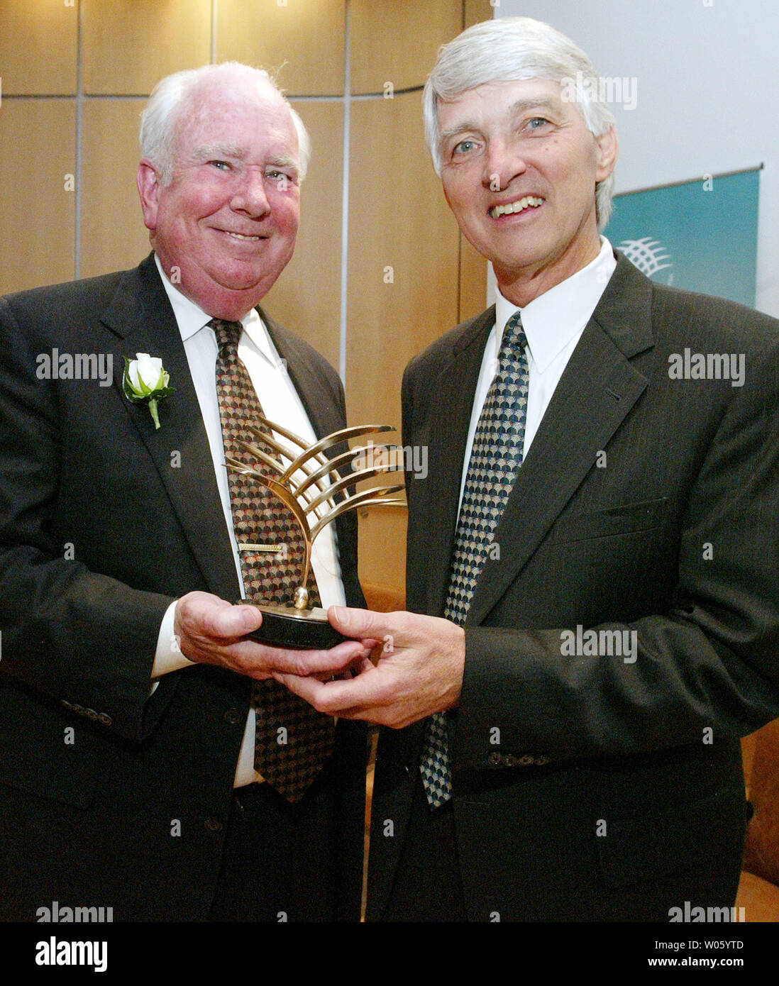 Peter Raven, Ph.D. (L) directeur du Missouri Botanical Garden, est présenté le Prix de Danforth Plant Science par le Dr Roger Beachy, Directeur exécutif du Donald Danforth Plant Science Center à Creve Coeur, Mo le 15 octobre 2004. Raven a reçu le prix pour ses réalisations en science pour préserver les plantes en voie de disparition et son plaidoyer pour créer un environnement durable. (Photo d'UPI/Bill Greenblatt) Banque D'Images