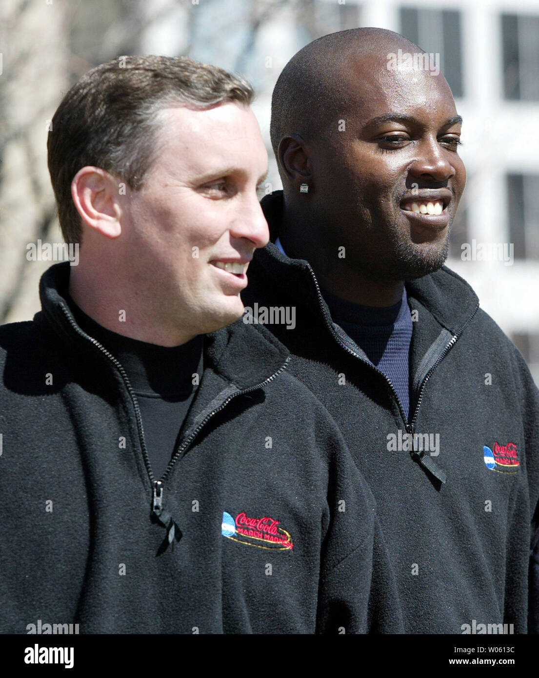 Ancien Collège basket-ball universitaire standouits Bobby Hurley (L) et Glen Rice se tenir ensemble comme ils le font d'une émission de télévision en direct à partir de Kiener Plaza dans le centre-ville de Saint Louis le 14 mars 2005. Hurley. qui a remporté les championnats nationaux en 1991 et 1992 comme un point guard pour le Duc et le riz qui ont gagné les honneurs de Meilleur joueur et a conduit les Wolverines du Michigan à la NCAA Championship en 1989, étaient aussi présents pour dévoiler le plus grand tournoi de NCAA, bannière support de plus de 6 étages. Le Final Four Basket-ball NCAA championnat se déroulera à St Louis du 2 avril. Banque D'Images