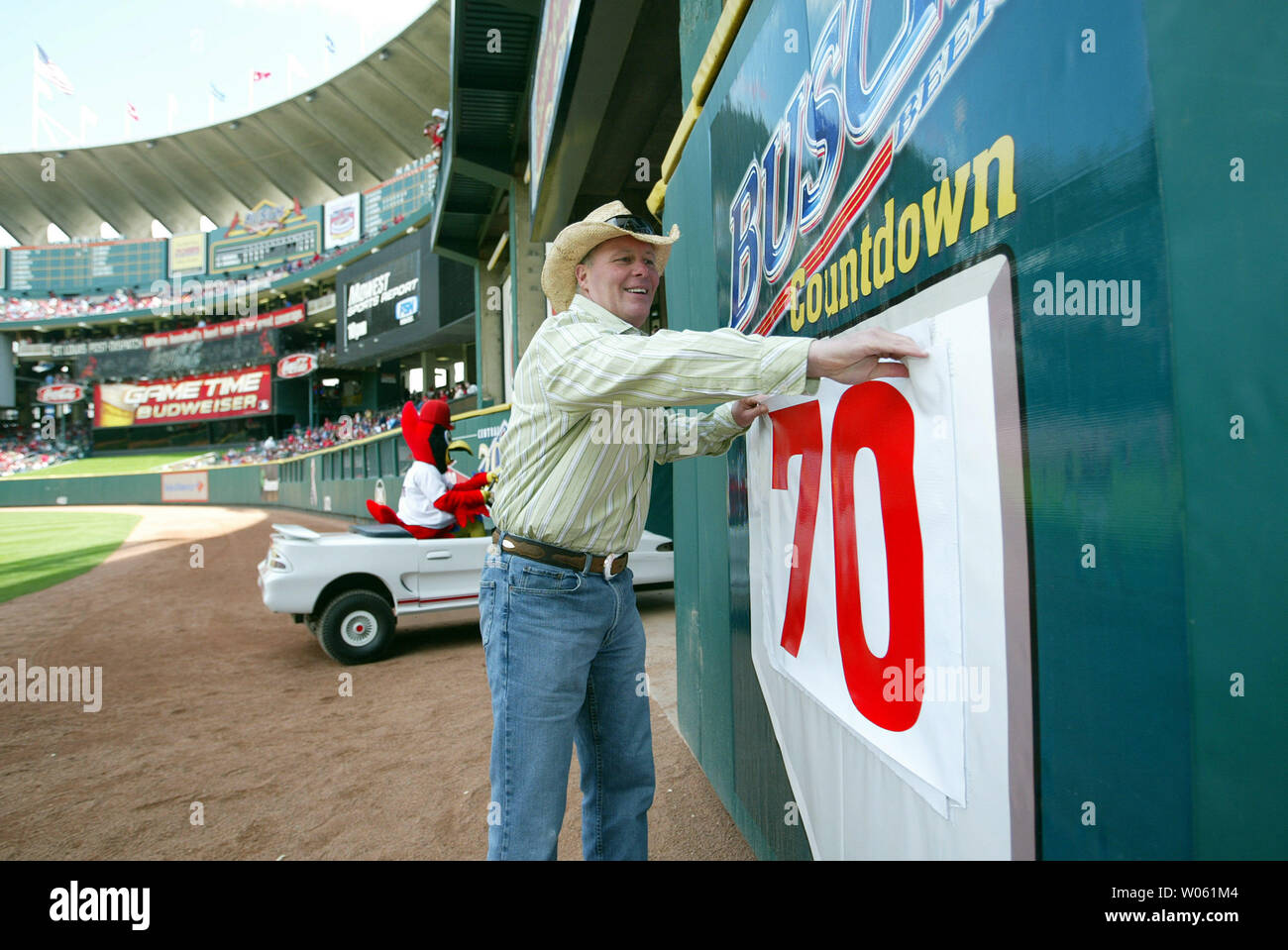 Ancien pichet, 2001 Ken Dayley épluche le numéro 70 de l'arrêt rightfield mur durant la sixième manche dans un match contre les Brewers de Milwaukee au Busch Stadium de Saint-Louis Le 27 avril 2005. Après ce jeu seulement 69 matches restent à ce stade Busch qui sera démoli pour un nouveau voisin. Dayley, un pichet, était avec les cardinaux à partir de 1984-1990, apparaissant dans 71 jeux. (Photo d'UPI/Bill Greenblatt) Banque D'Images