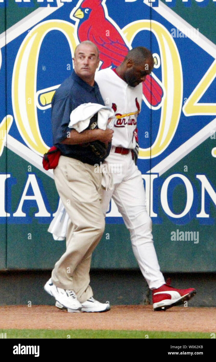 Cardinals de Saint-Louis entraîneur-chef Barry Weinberg voltigeur Reggie Sanders aide hors du terrain après Sanders a heurté centerfielder Jim Edmonds comme les deux essayé d'attraper un le flyball le départ des Astros de Houston Craig Biggio en première manche au Busch Stadium de Saint-Louis le 15 juillet 2005. Les premiers rapports dire Sanders s'est blessé à la cage thoracique et l'entorse de la cheville. (Photo d'UPI/Bill Greenblatt) Banque D'Images