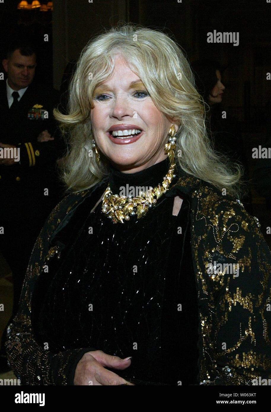 L'actrice Connie Stevens arrive à la Chase Park Plaza Hotel à accepter l'esprit de l'espoir 2005 Award de l'USO James S. McDonnell pendant l'Hommage aux héros le dîner à St Louis le 3 novembre 3005. Stevens, qui a visité avec l'artiste Bob Hope pour son usage des visites autour du monde, s'est engagé à aider ceux qui sont dans le service armé et a également reçu la Distinction 'Décoration pour service civil", le plus grand honneur que peut conféré à un civil. (Photo d'UPI/Bill Greenblatt) Banque D'Images