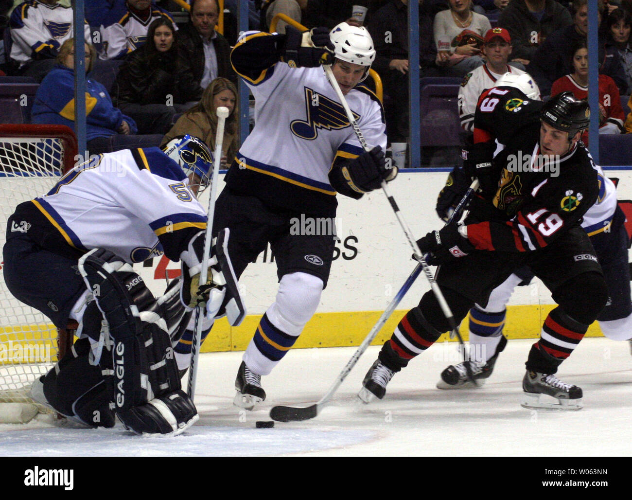 Blackhawks de Chicago vers Kyle Calder (R) dirige un tir vers Blues de St-Louis gardien Reinhard Divis pendant la 3e période de la victoire de 4-2 des Blackhawks de Chicago sur le Blues de St-Louis à Savvis Center 11 novembre. (Photo d'UPI/Rob Cornforth) Banque D'Images