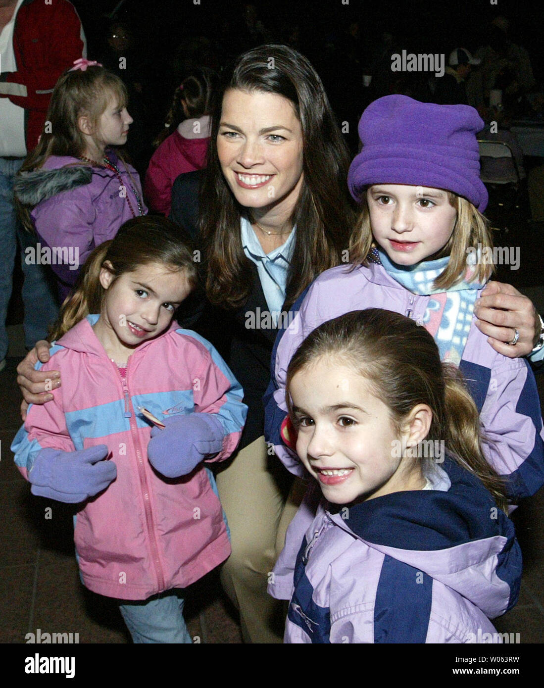 La patineuse olympique Nancy Kerrigan pose pour une photo avec des jeunes filles après le passage sur la ville Lumières de Noël dans Kiener Plaza dans le centre-ville de St Louis le 23 novembre 2005. (Photo d'UPI/Bill Greenblatt) Banque D'Images