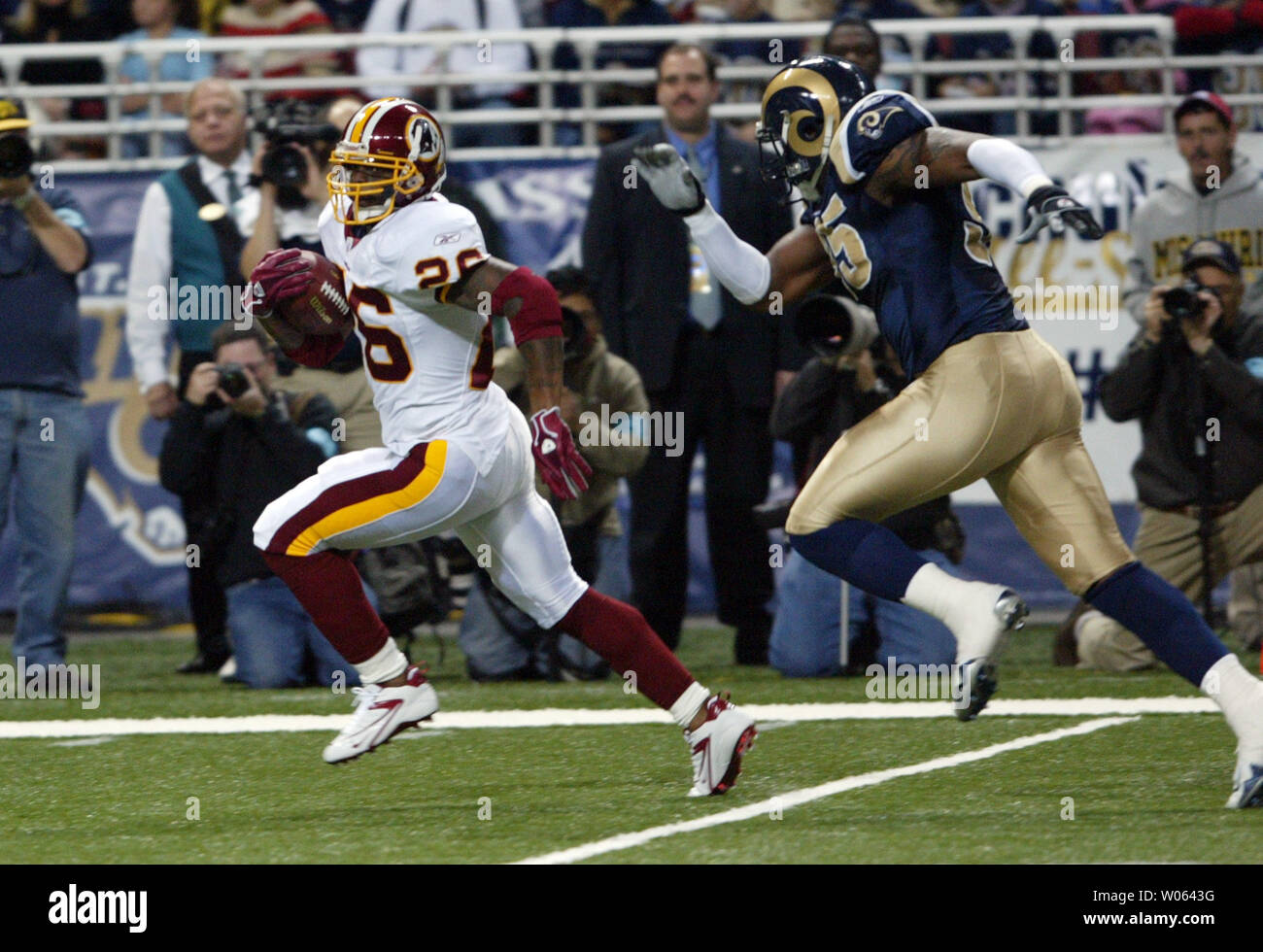 Redskins de Washington Clinton Portis outruns St Louis Rams Anthony Hargrove sur un 47 verges run dans le premier trimestre à l'Edward Jones Dome à St Louis le 4 décembre 2005. Portis et son coéquipier Rock Cartright tous deux avaient plus de 100 verges au sol dans la victoire de 24-9 St Louis. Les 100 verges au sol par deux joueurs adverses dans un jeu n'a pas été le cas pour les Rams depuis 1980. (Photo d'UPI/Bill Greenblatt) Banque D'Images