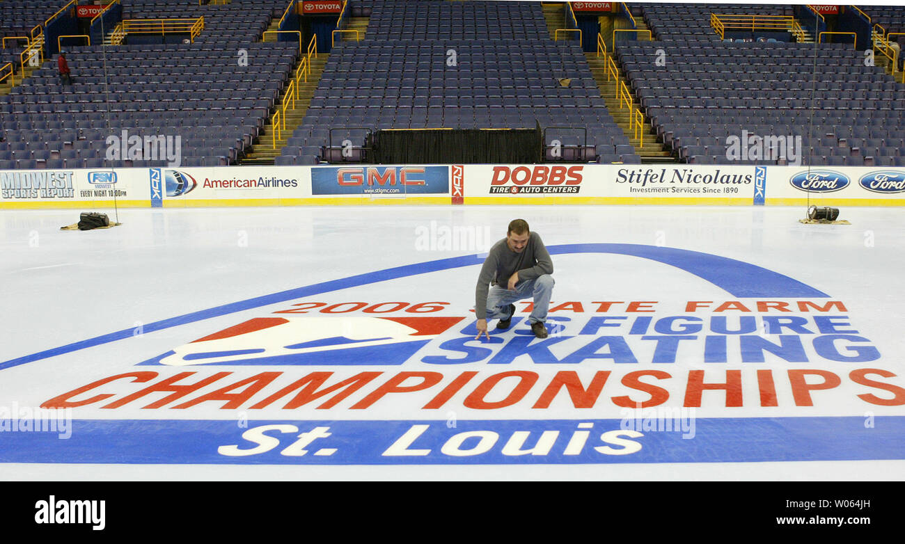 Kelly Brown vérifie l'épaisseur de la glace comme preperations sont faits pour les États-Unis de patinage artistique au Savvis Center à St Louis le 6 janvier 2006. La compétition débute le 8 janvier à 15 janvier, avec les gagnants gagner de points sur l'équipe olympique des Etats-Unis. (Photos d'UPI/Bill Greenblatt) Banque D'Images
