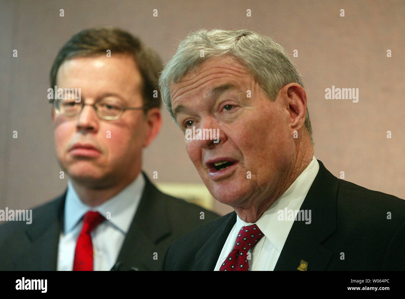 Missouri U.S. Sen. Christopher Kit Bond (R) en collaboration avec d'autres talents, Jim Sen. exprimer leur soutien pour le juge Samuel Alito pour une place au sein de la Cour suprême des États-Unis, qu'ils satisfont aux journalistes à Lambert-St. Louis International Airport à St Louis le 19 janvier 2006. Les sénateurs, à la fois républicaine, sont impressionnés par les qualifications d'Alito et la façon dont il s'occupait lui-même la semaine dernière formation audiences devant le Comité judiciaire du Sénat. (Photo d'UPI/Bill Greenblatt) Banque D'Images