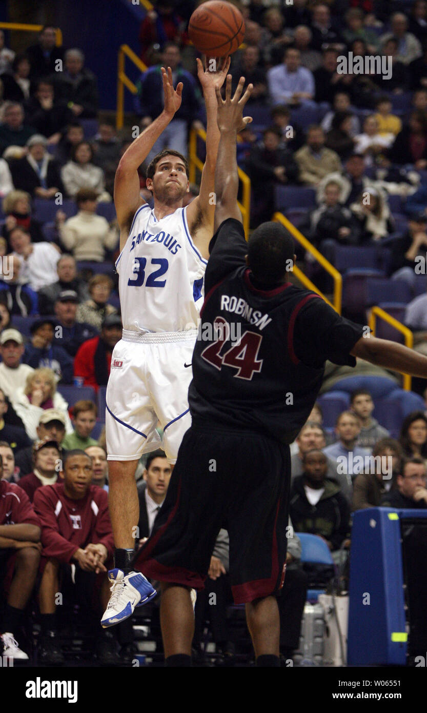 Saint Louis University's Luc Meyer monte d'un coup plus de Temple's Antywane Robinson au cours de la première moitié de l'Savvis Center à St Louis le 18 février 2006. (Photo d'UPI/Bill Greenbatt) Banque D'Images