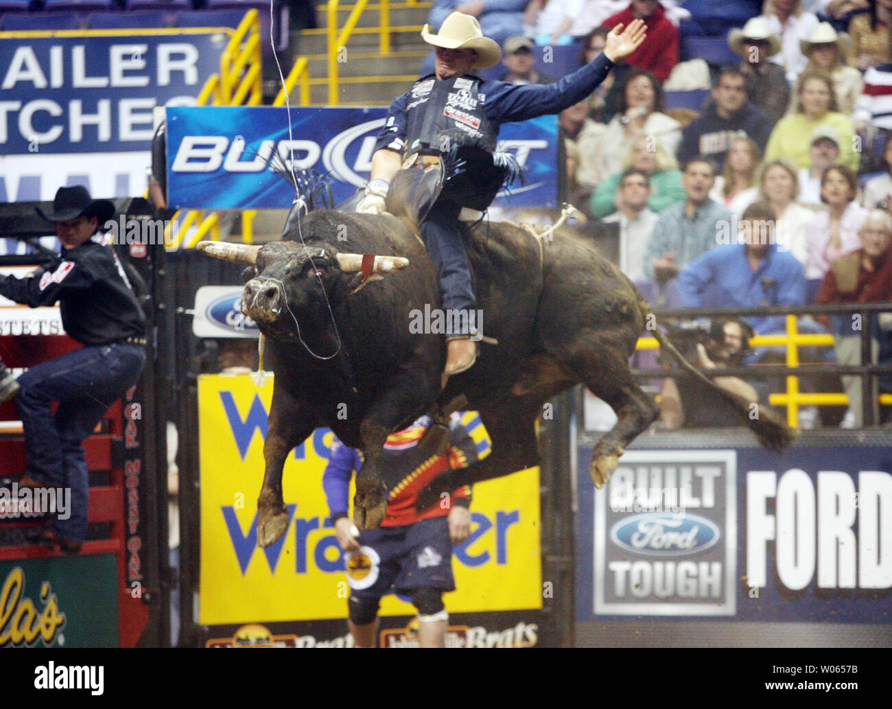 Paulo Crimber d'Olimpia, San Paulo, BZ, va sur la belle affaire airborn taureau au cours de la deuxième ronde de la Professional Bull Riders concours au Savvis Center à St Louis le 25 février 2006. (Photo d'UPI/Bill Greenblatt) Banque D'Images